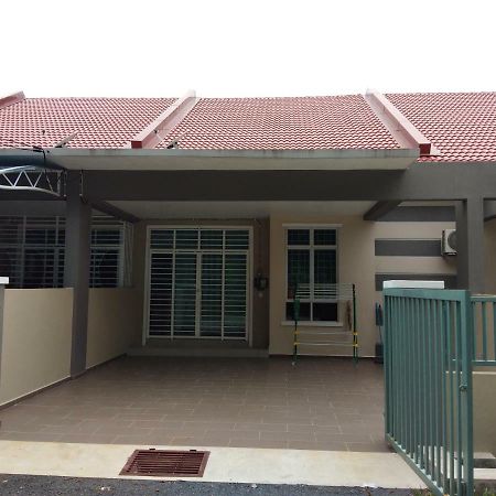 Z&M Homestay Jertih Exterior photo