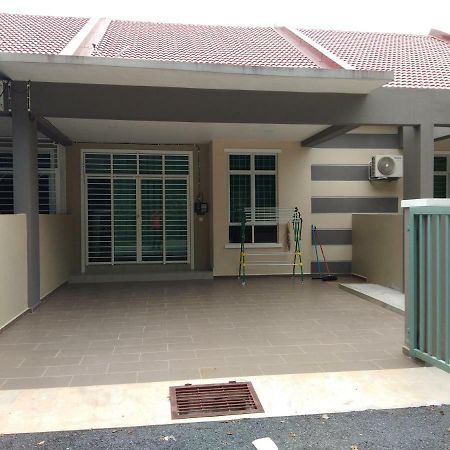 Z&M Homestay Jertih Exterior photo