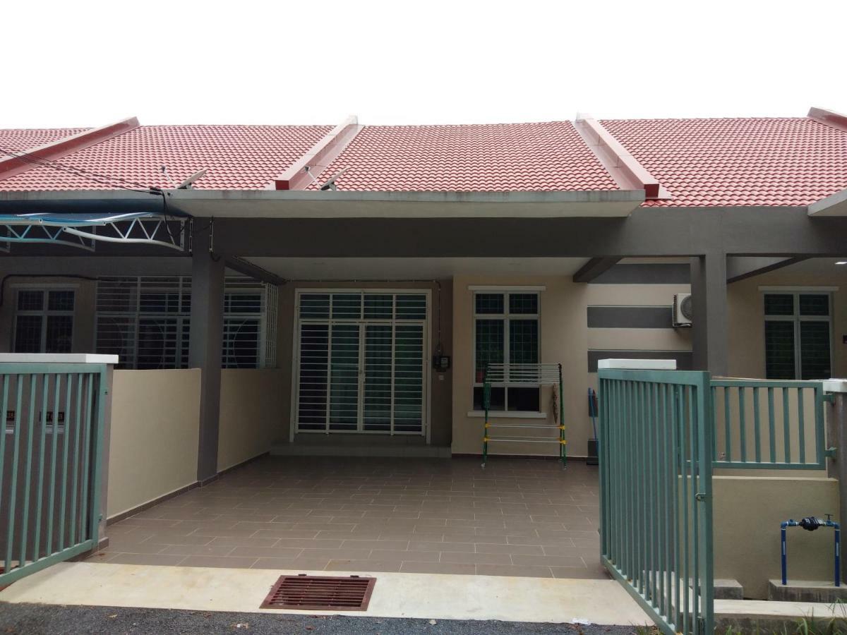 Z&M Homestay Jertih Exterior photo